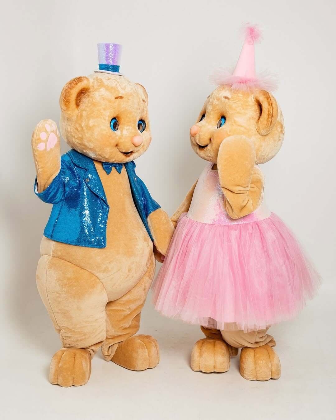 Adorable blue and pink teddy bear mascots waving hello – ideal for party entertainment in Espoo, Uusimaa, Finland.
