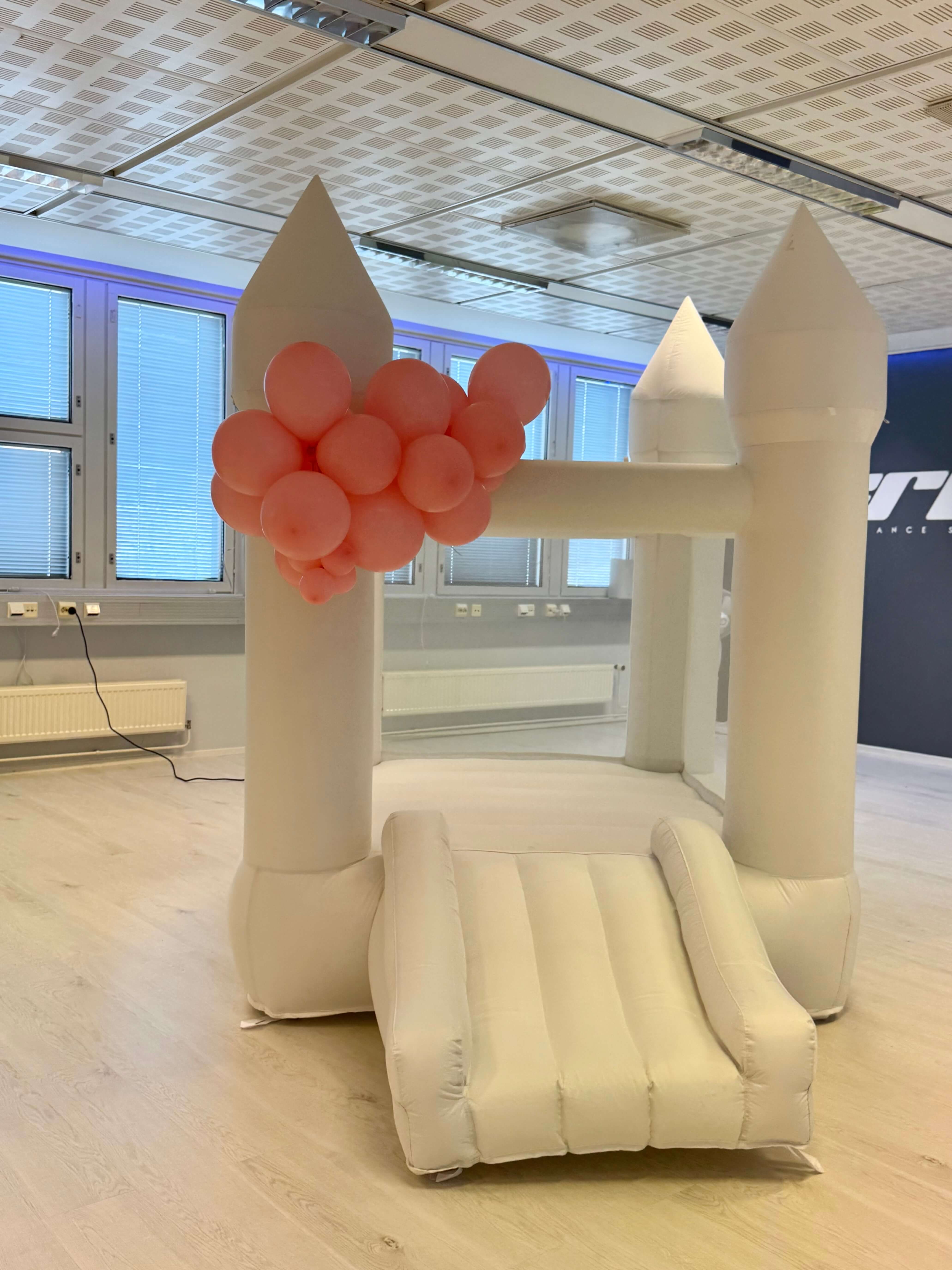 Mini bouncing castle with slides and pink baloon decor – unique party attraction in Espoo, Uusimaa, Finland.